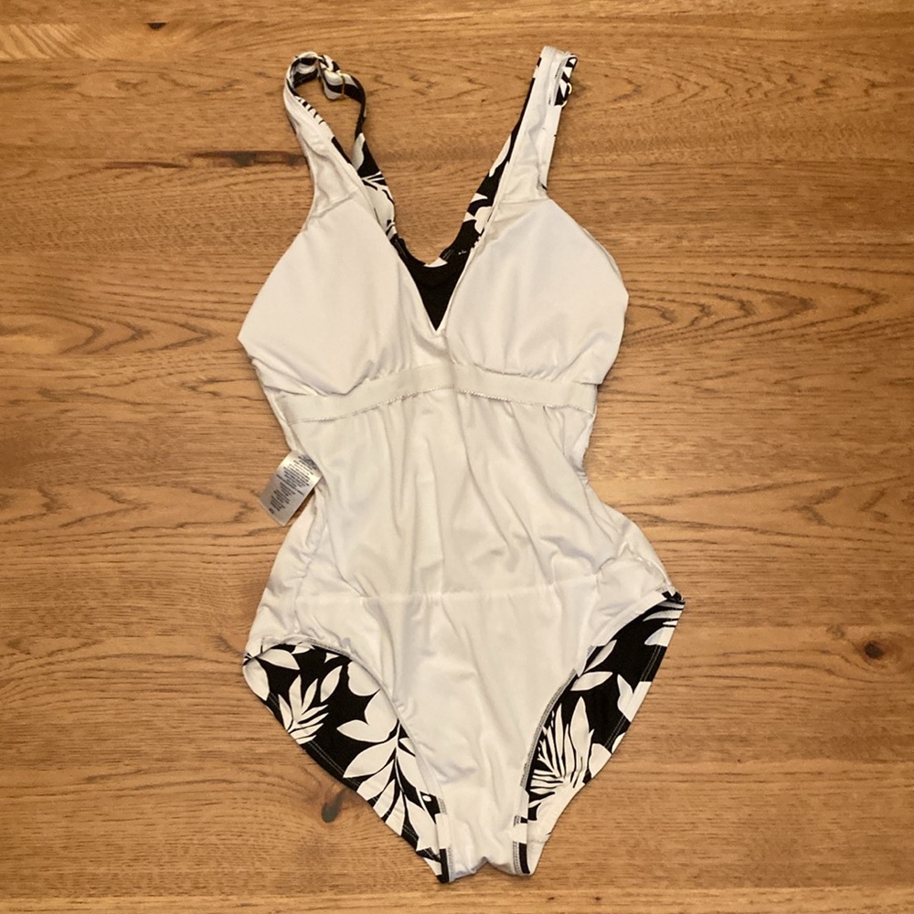 Lands End Floral Black and White women’s Swimsuit small - Picture 7 of 7